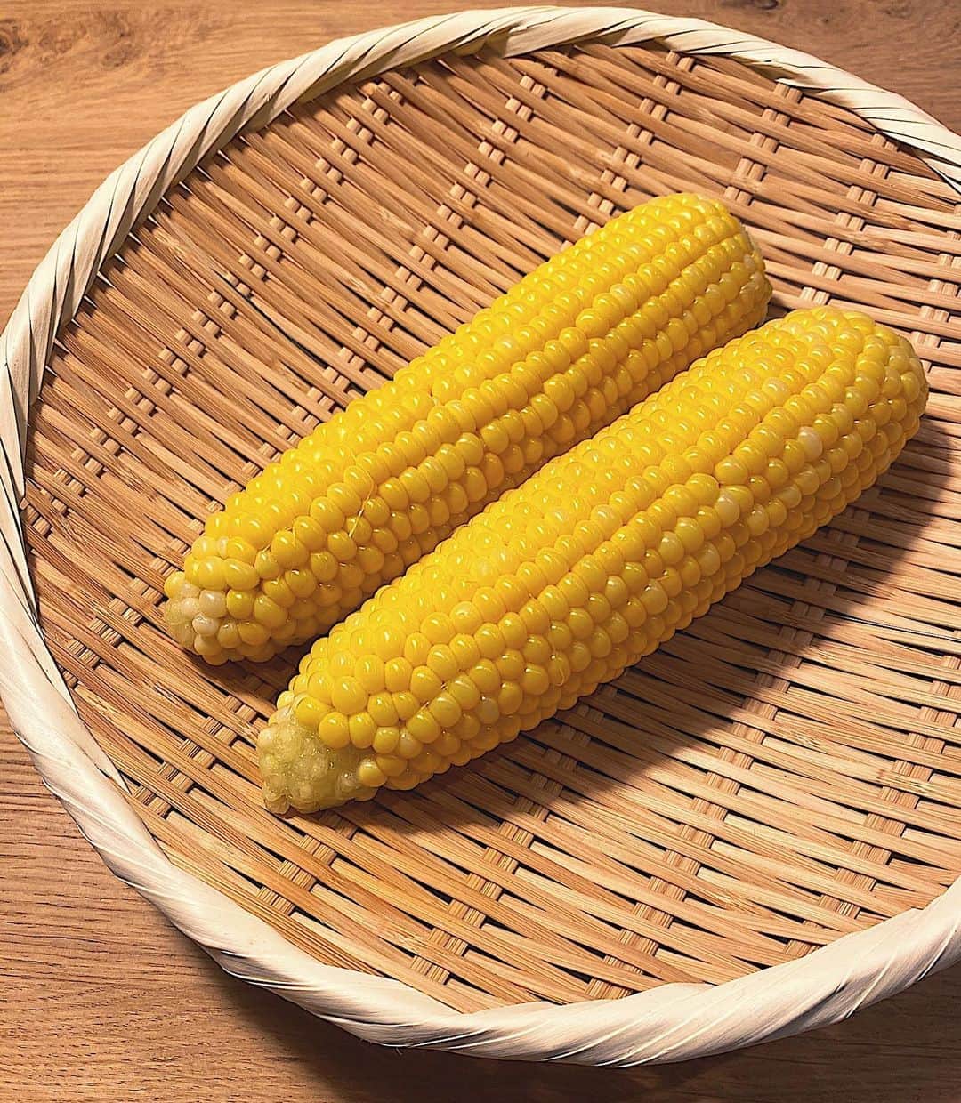 大出千尋のインスタグラム：「. 岩手県北上市の無農薬とうもろこし🌽 . 茹でたては瑞々しくて、シャキシャキでした💕 去年、京都で買った盆ざると一緒に🌽 #とうもろこし#北上産」