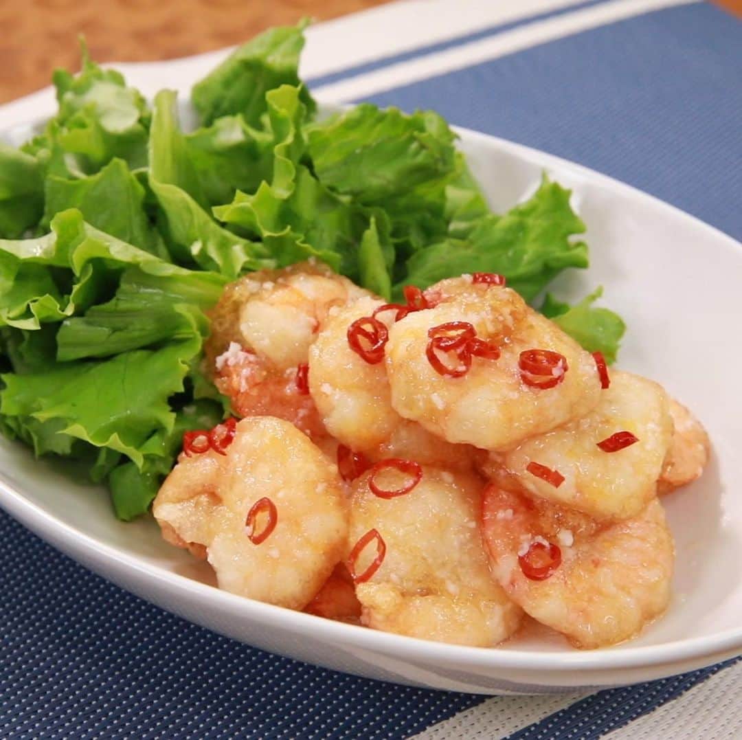 馬場裕之のインスタグラム：「スイートエビチリ🦐  ＜材料＞(2人分) エビ150g 卵白2個分 片栗粉大さじ2 蜂蜜大さじ2（砂糖でも） 塩適量 酢大さじ5 ニンニク1片 赤唐辛子1本 揚げ油適量  作り方は『ごちそうマエストロ』で検索してみてください😁  2020年7月12日放送 「ロバート馬場ちゃんの直売所のイチオシ食材でクッキング 第2弾」の巻 です🙆‍♂️  #新しい日常  #一緒にやってみよう #おうちごはん  #吉本自宅劇場  #馬場ごはん」