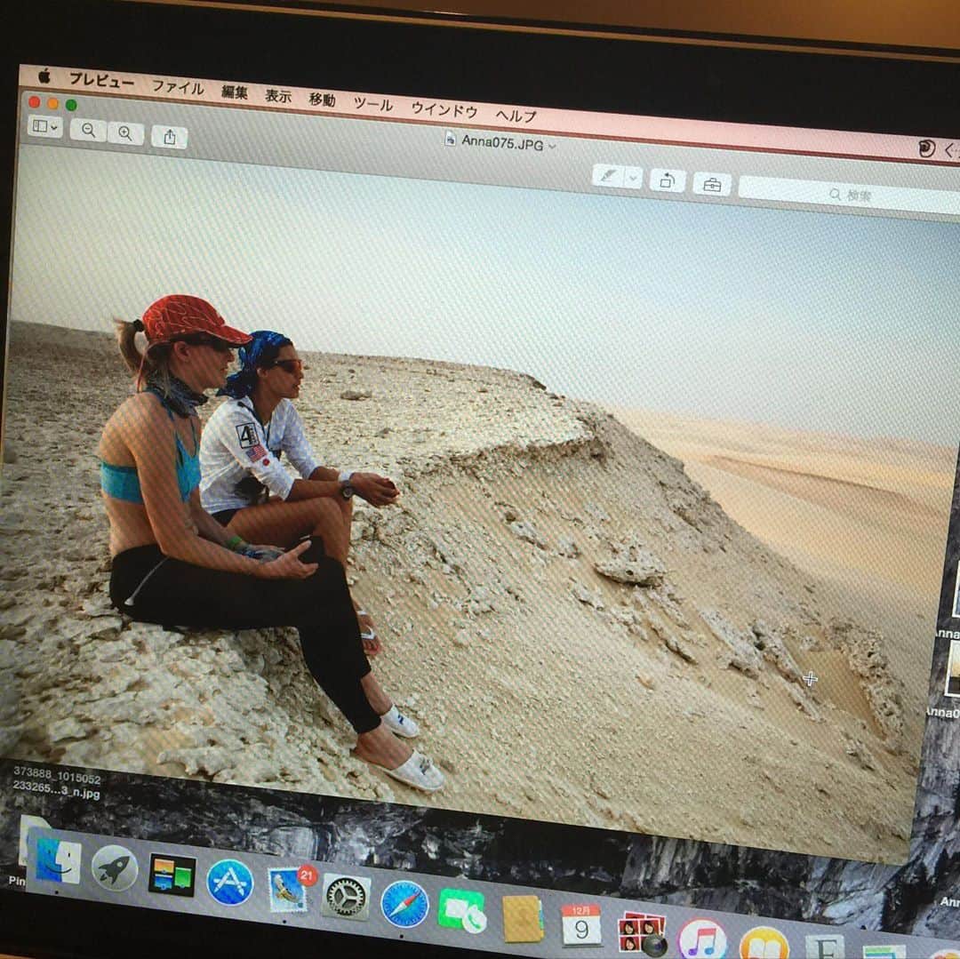 梅宮アンナさんのインスタグラム写真 - (梅宮アンナInstagram)「ちょいちょい出す砂漠のレースに出た時の写真☀️🐫  @racingtheplanet   今から10年前わたしは、  サハラ砂漠まで行き今の自分を在り方を確認する体験を致しました。  目的はメンタル強化でした。  1週間のレース。  自給自足です。  1週間250キロを自分の足だけで進みます。  毎日日中50度はありましたね☀️☀️☀️☀️  夜は3度くらいまで下がって🥶  寝る場所は、男女混合テント⛺️生活でした。。  プライバシーなどは、ありません😅  レース中熱中症にかかり😖  レース前半でリタイアをする結果になりましたが、  最高の体験でした。  今も、尚あの時の経験が、  身を助けてくれています。  あの時に知り合った砂漠フレンズ😊😊  私の中では、アイアンマンレースや、  トレイルランニングをする人を私は、心から尊敬していまして😍😍  彼らからの言葉を大事にしてコンニチやってきました。  大切な事は、結果より、チャレンジする精神とか、  困難にぶつかった時、乗り越えて行く精神とか、  とにかく過酷なレースですが、  世界中からくるアグレッシブ野郎の集まりの中に入れた事が、  なによりも嬉しくて。。  最高で最愛の父が去年他界してから  7ヶ月が経ち、  この7ヶ月涙する時間がないほど、  梅宮家の事で追われていました。。  人は必ずどこかで、何かと何かを比べると思う。  だから、私の場合は、  あのサハラ砂漠での経験が強烈な事、毎月出ていたトレイルランニングと比べてしまう。  何か辛い事が起きた時、  必ず山登りや、砂漠レースが出てきて、全てが楽に感じて来ました。。。  やっていてよかったのです。  実生活をこなして行くって決して楽ではありません。  今月久々に山登りに行こうと思っています。。  母もだいぶ落ち着いてきましたし。。  私も好きな山に戻りたいな〜と。  いつかまた、砂漠レースに参加したいなーと☀️☀️☀️⛺️😊  やはり、身体を動かした方がいい😊😊  運も動くのよ。  運動って書くでしょ？😊😊😊  #レーシングザプラネット#耐久レース」7月13日 8時37分 - annaumemiya