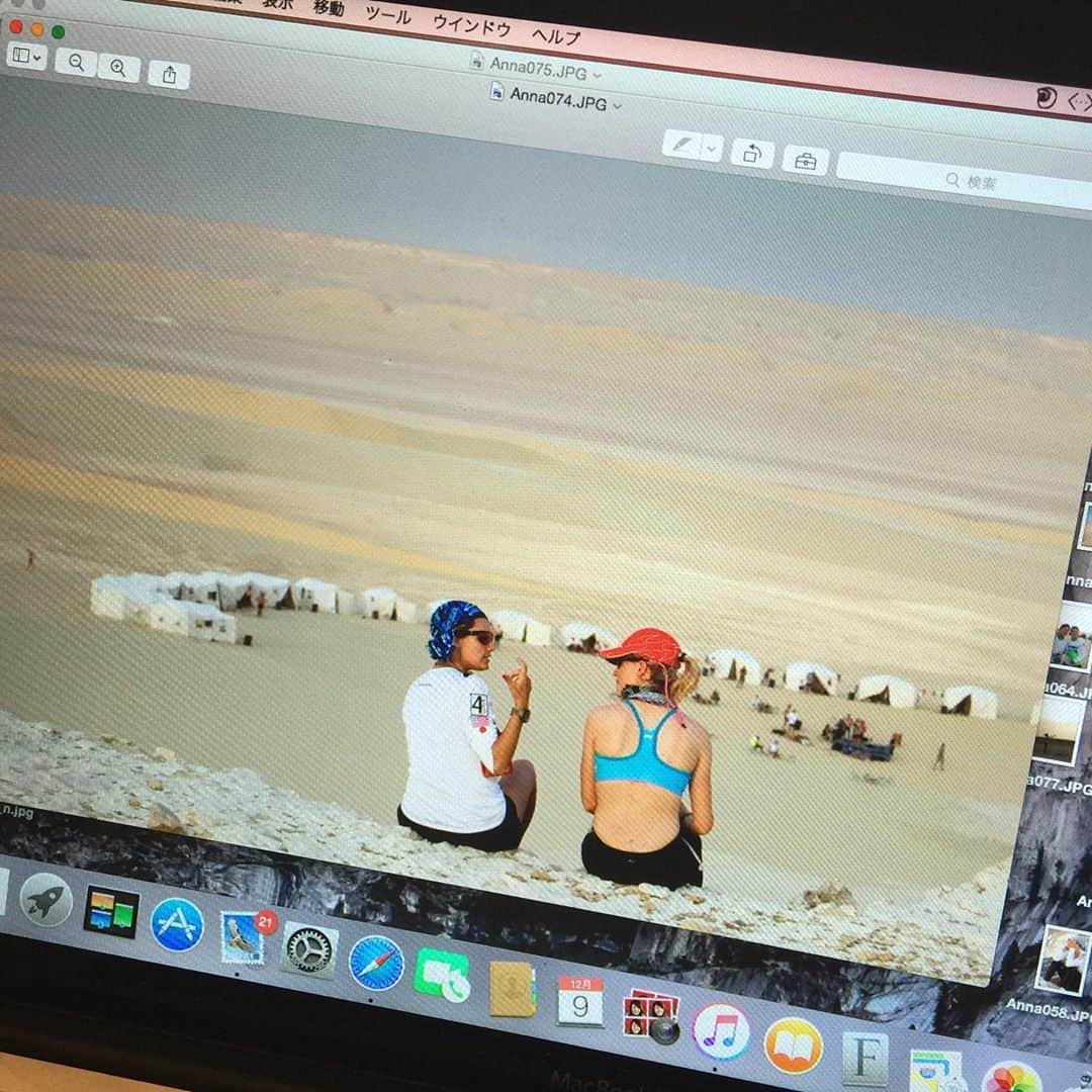 梅宮アンナさんのインスタグラム写真 - (梅宮アンナInstagram)「ちょいちょい出す砂漠のレースに出た時の写真☀️🐫  @racingtheplanet   今から10年前わたしは、  サハラ砂漠まで行き今の自分を在り方を確認する体験を致しました。  目的はメンタル強化でした。  1週間のレース。  自給自足です。  1週間250キロを自分の足だけで進みます。  毎日日中50度はありましたね☀️☀️☀️☀️  夜は3度くらいまで下がって🥶  寝る場所は、男女混合テント⛺️生活でした。。  プライバシーなどは、ありません😅  レース中熱中症にかかり😖  レース前半でリタイアをする結果になりましたが、  最高の体験でした。  今も、尚あの時の経験が、  身を助けてくれています。  あの時に知り合った砂漠フレンズ😊😊  私の中では、アイアンマンレースや、  トレイルランニングをする人を私は、心から尊敬していまして😍😍  彼らからの言葉を大事にしてコンニチやってきました。  大切な事は、結果より、チャレンジする精神とか、  困難にぶつかった時、乗り越えて行く精神とか、  とにかく過酷なレースですが、  世界中からくるアグレッシブ野郎の集まりの中に入れた事が、  なによりも嬉しくて。。  最高で最愛の父が去年他界してから  7ヶ月が経ち、  この7ヶ月涙する時間がないほど、  梅宮家の事で追われていました。。  人は必ずどこかで、何かと何かを比べると思う。  だから、私の場合は、  あのサハラ砂漠での経験が強烈な事、毎月出ていたトレイルランニングと比べてしまう。  何か辛い事が起きた時、  必ず山登りや、砂漠レースが出てきて、全てが楽に感じて来ました。。。  やっていてよかったのです。  実生活をこなして行くって決して楽ではありません。  今月久々に山登りに行こうと思っています。。  母もだいぶ落ち着いてきましたし。。  私も好きな山に戻りたいな〜と。  いつかまた、砂漠レースに参加したいなーと☀️☀️☀️⛺️😊  やはり、身体を動かした方がいい😊😊  運も動くのよ。  運動って書くでしょ？😊😊😊  #レーシングザプラネット#耐久レース」7月13日 8時37分 - annaumemiya