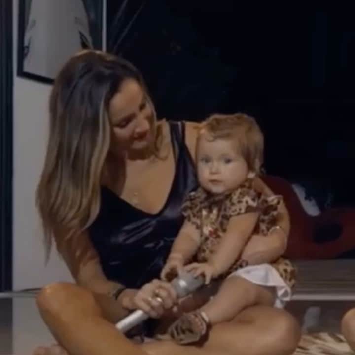 Claudia Leitteのインスタグラム：「Não é sempre que seu aniversário vai parar nos assuntos mais comentados do MUNDO no twitter, né🥳?!?! E ontem vocês ainda me botaram no ranking dos vídeos em alta do YouTube! Muito obrigada por tanto carinho, minha gente!! 💞💞 #ClaudiaLeitteLive40」