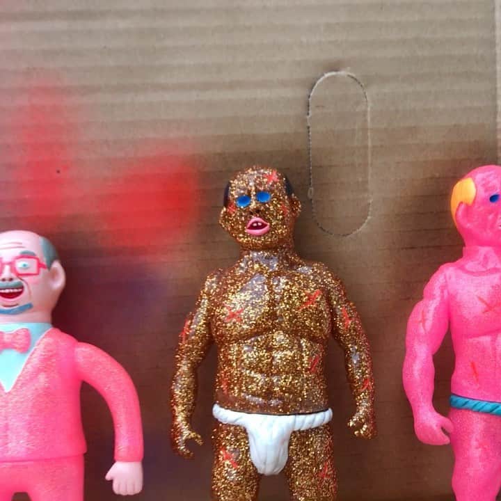 デハラユキノリのインスタグラム：「キラキラおじさん達 今年はラメソフビが来る！ Sparkling oldmen. I'm making glitter soft vinyl. #dehara  #deharayukinori  #satoshiyamamoto  #ishidahonyu」