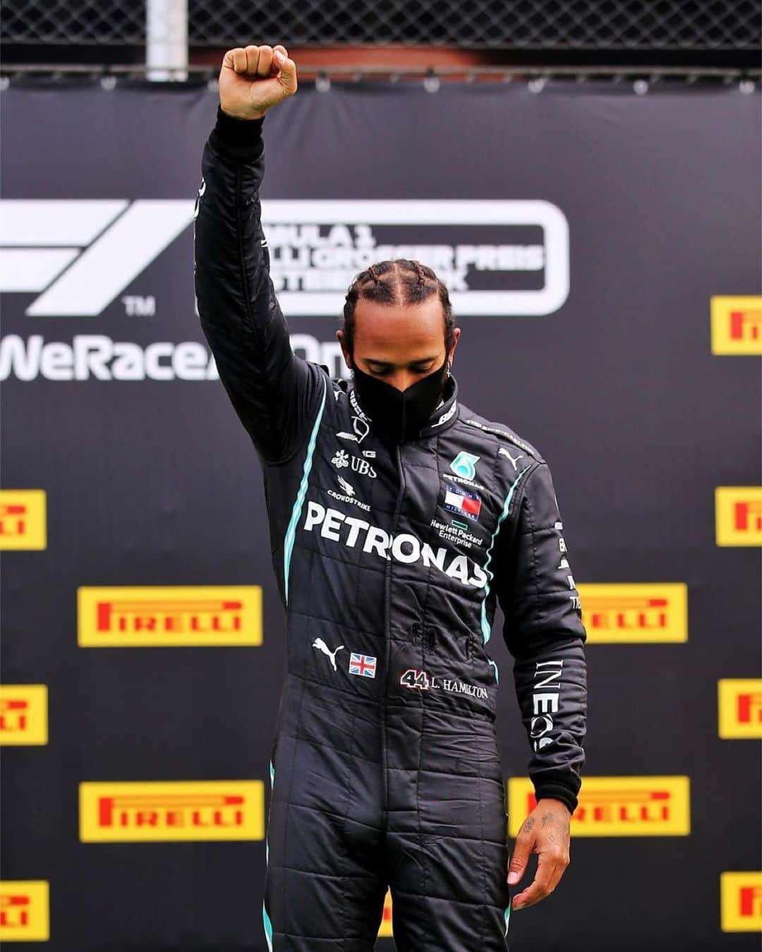 ナオミ・キャンベルさんのインスタグラム写真 - (ナオミ・キャンベルInstagram)「SO PROUD OF YOU LIL BRO @lewishamilton!! Don’t STOP!! ❤️❤️❤️♥️  Repost from @lewishamilton • We stand together and fight✊🏾 the team today took the knee which was just amazing to see that together we can learn, be open minded and conscious of what’s going on in the world. Today we won but we have a long way to go. Thank you so much to everyone in my team, here at the track and back at the factory. I hope you are proud of what we are standing for and achieving together. A huge thanks to all of you #TeamLH, I appreciate all of your support and your positive messages, you’ve really kept me going 🙏🏾 #StillWeRise」7月13日 9時04分 - naomi