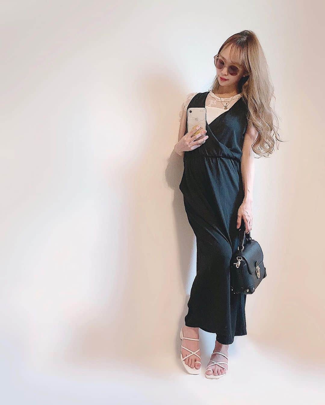 さっぴちゃんのインスタグラム：「... ⑅ 𝐶𝑜𝑜𝑟𝑑𝑖𝑛𝑎𝑡𝑒 ... ... . . 妊娠中も、産後もいつもお洒落してたいなぁ👗 髪は5分で巻けるし、メイクは少しの外出なら 眉毛とリップだけだけど、それだけでも やるとやらないとで気分がかなり変わる🥺🎀 . そして予定日までいよいよあと3日に...👶🏼🖤 早い。早すぎてドキドキが止まりませんww . そしてお腹が重たくて腰がかなり痛いけど 毎日抱っこ抱っこ♡！の、可愛い甘えん坊 あーちゃんをひたすら抱っこし続けて👧🏼🎀 ついでに♡と、抱っこしたままスクワットして お産に向けて筋トレしてます💪♡♡♡(笑) . あかりのお産、子宮口全開になってから 2時間いきみ続けても産まれなくて、その後 吸引分娩でやっとこさ産まれたという、 かなり体力と時間を使ったから、傷口も 痛かったけど全身の筋肉痛も凄すぎたので(笑) 少しでも筋力を付けておきたい﹏🤗♡♡♡ . . ………………………………(♡)……………………………… .」