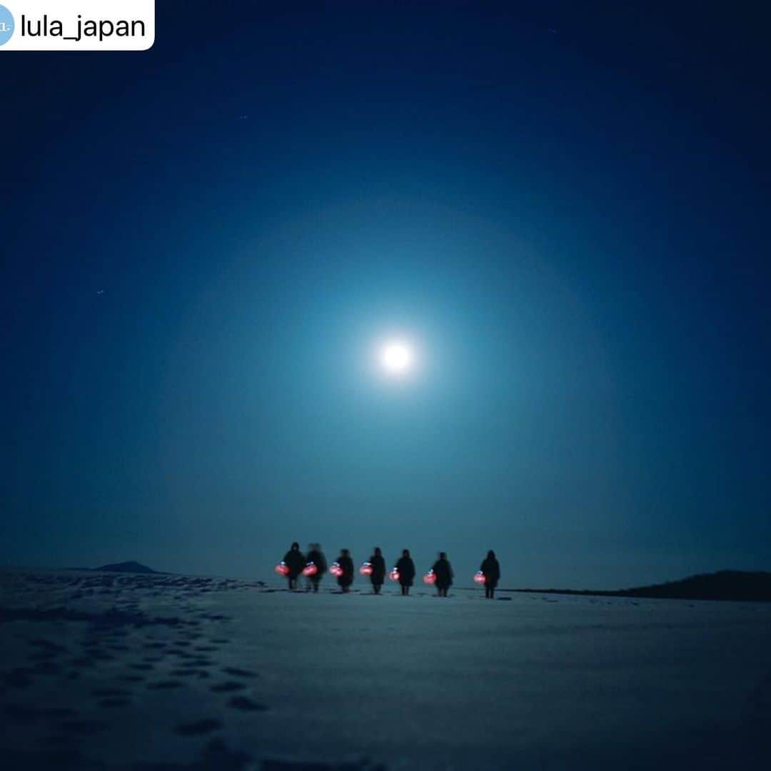 横浪修さんのインスタグラム写真 - (横浪修Instagram)「#repost @lula_japan ・・・ 【Online Exhibition☃️🪔】 _ Snow Night 夜の雪景色に灯された、光の集まり ⇨lulamag.jp にて公開中 ＊＊＊ スタイリスト 山本マナが手掛けるオンラインギャラリー「SNÖ」にて、フォトグラファーの横浪修が「集団」をテーマに撮り続けているシリーズ作品「Assembly」の新作「snow night」が公開。 . 美しい青に染まったキャンバスに存在する、無邪気な光と影。 浮き彫りになる幻想にそれぞれの夢を描いて。 . @sno.gallery _ . 続きは @lula_japan プロフィールページから lulamag.jp へ 📝 . Please, check the URL(lulamag.jp) out! 🔎✨ ＊＊＊ #lulajapan #lulamagjp #website #lula #lulamagazine #art #culture #news #photography #Assembly #snownight #snow #night #osamuyokonami #manayamamoto #横浪修 #山本マナ #nature #blue #online #onlinegallery #onlineexhibition #stayhome」7月13日 9時19分 - osamuyokonami