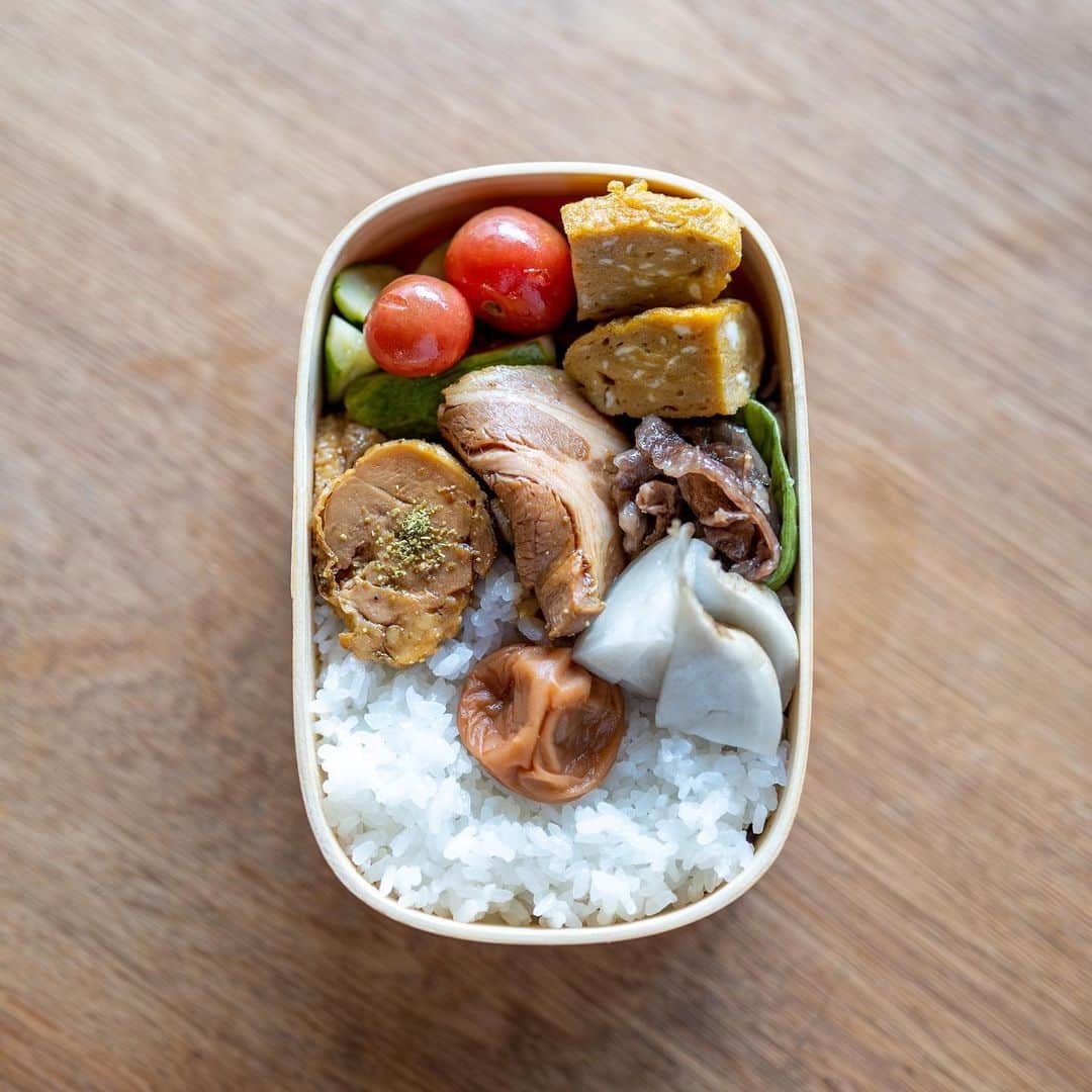 のインスタグラム：「いまどき生野菜を弁当に入れるのは怖いので熱湯に潜らせてからだし醤油・酢・胡麻油。玉子はあまじょっぱく。あとは冷蔵庫オールスターズ。」