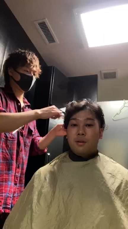 狩野大のインスタグラム：「いつもお世話になってるお店で稲垣さんにカットしてもらってます！ お仕事がめちゃ早い！！」