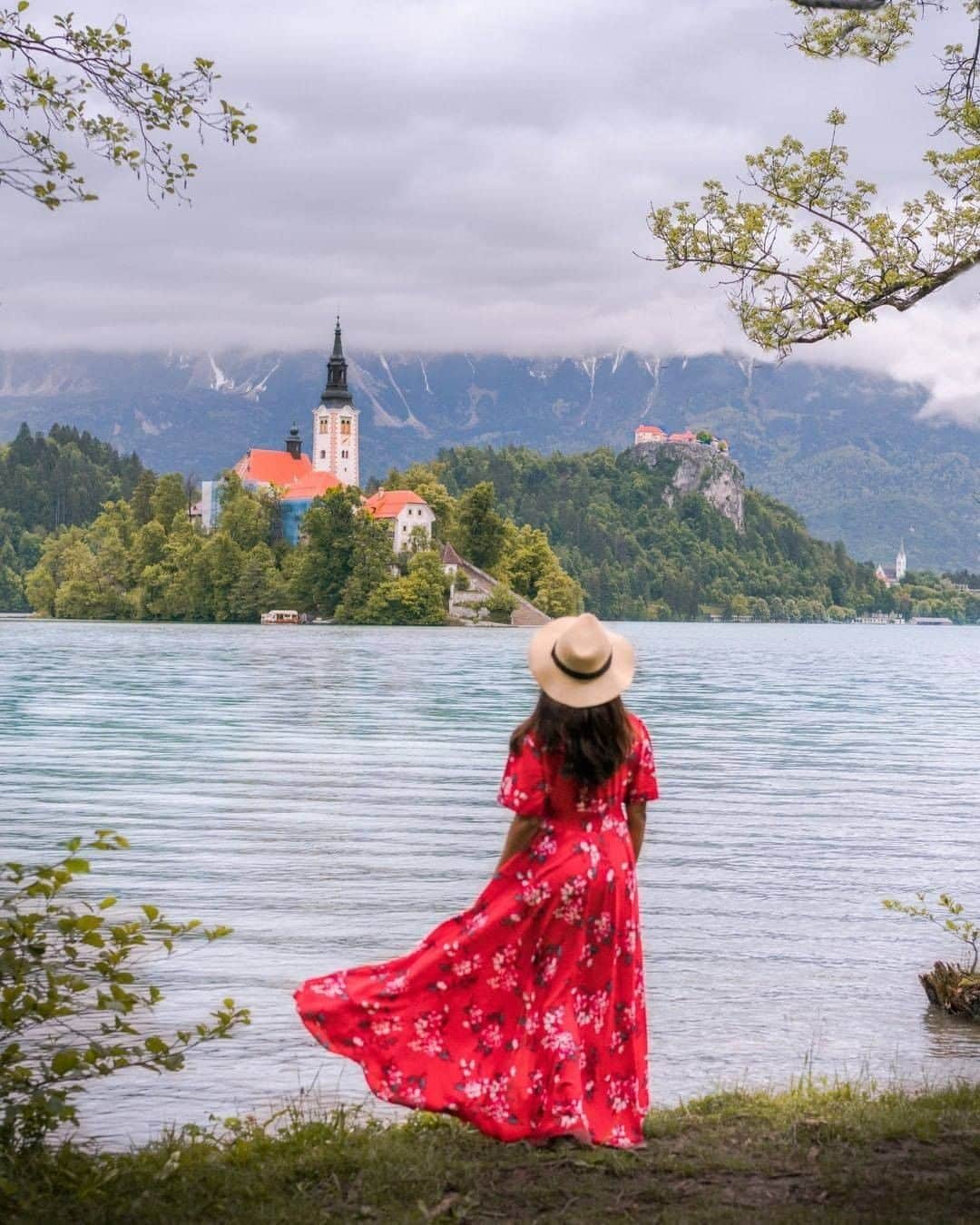 9GAGさんのインスタグラム写真 - (9GAGInstagram)「Slovenia, one of the gems of Eastern Europe 💎 Follow @voyaged for more discoveries around the world 🌍  By @globetrottingsu - #9gag #voyaged #slovenia」7月13日 0時30分 - 9gag