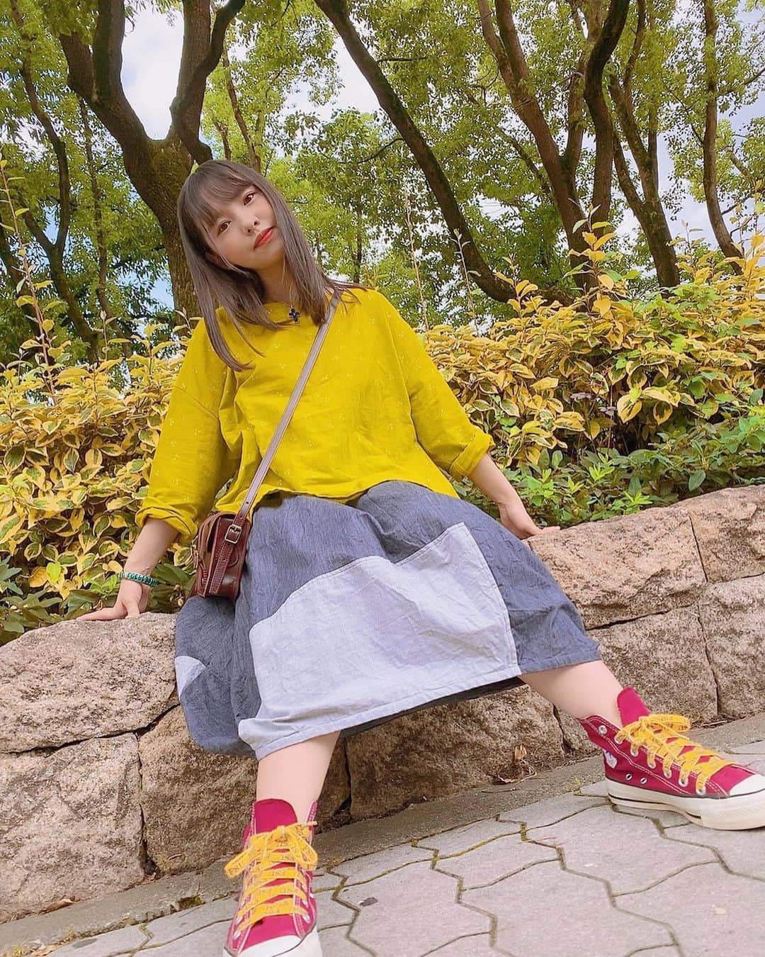 本郷柚巴のインスタグラム：「雨の水たまりパシャって🤍💙💙 ・ ・ ・ 一緒に裸足なって踏んでくれる？？ ・ ・ ・ その後コンビニでアイス買って 一緒に食べながら歩いて帰ろ🍧 ・ ・ ・ あし日焼けせぇへんかな…💦 ・ ・ ・  #nmb48 #本郷柚巴  #古着 #古着女子 #裸足で水溜りに飛び込みたい #とゆう妄想女子」