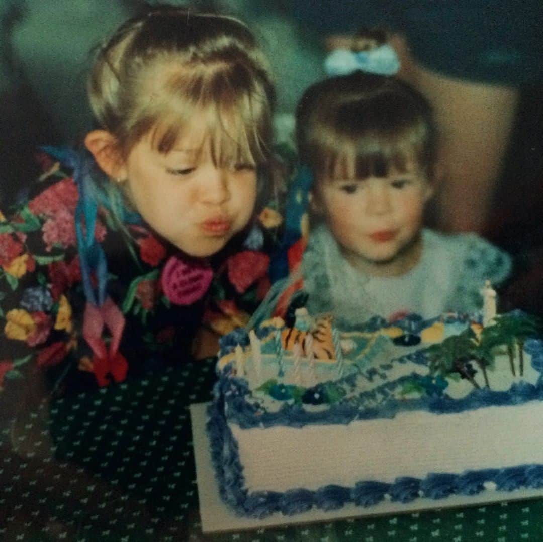 ダニエル・クヌッドソンのインスタグラム：「❤️🎉🎈🎂🎈🎉❤️ Happy birthday to my beautiful lil sis Lissy Lou @mtytgat12 , LOVE YOU and miss you wish I was home to celebrate with you today 🇨🇦.   Here's a classic photo of growing up and both being July babies , and to all the joint birthday parties growing up, haha and me blowing out the candles first, LOVE YOU 🙈♥️♥️ . . . . #JULY #JulyBabies  #sisters #LoveYou #happyBirthday #love #birthdaygirl」