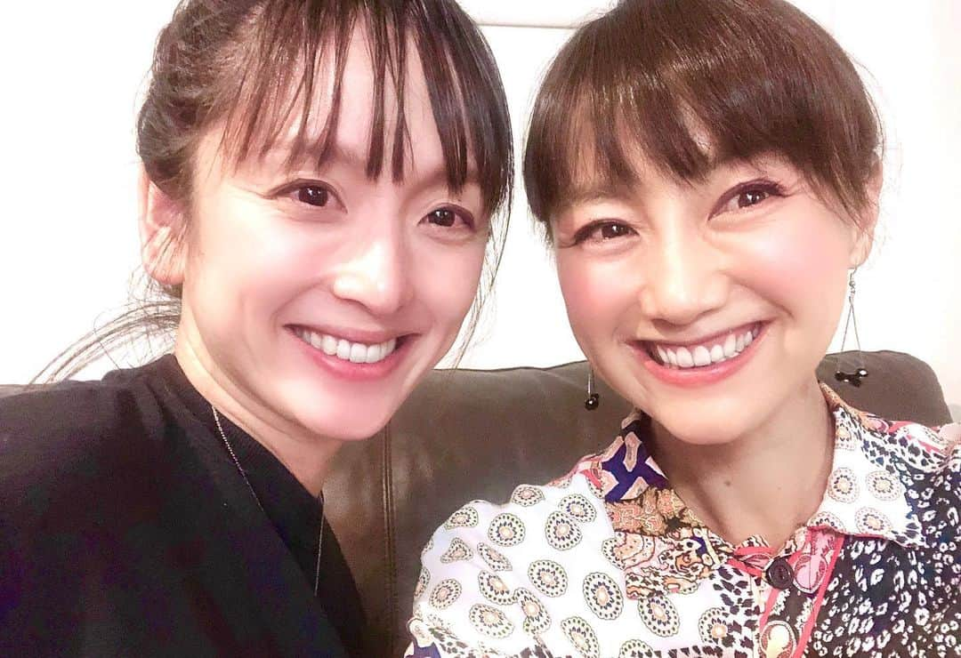 福島和可菜さんのインスタグラム写真 - (福島和可菜Instagram)「昨日、（ってもう日付けが変わったので一昨日ですが‼️） 7月11日→セブンイレブンは、 大親友ミィのhappy birthday㊗️  美穂ちゃん（ミィ）は自衛隊の時の同期で、 今はスーパーヘアメイクさんとして大活躍中👍  高校を卒業して、18歳で出会ったので、20年が経ちますが、  今でも変わらず…と言うか、時間が経つにつれ、 益々、仲は深まるばかり…❤️（笑）  なーんて😆、本当に、会った瞬間に意気投合し、今に至ります✨  出会えた事に感謝しつつ、 人は出会うべくして出会うのだ…と確信させてくれる、そんな存在です☺️  思えば、 私のbirthdayは毎年お祝いしてもらってるし、 ミィのbirthdayも毎年お祝いさせてもらってます🤲  この先も、ずっと変わらずにいるんだろうな🥰  心を込めて…happy birthday㊗️  38歳❤️（笑）  #親友 #深友 #神友 #信友 #真友 #happy #birthday #38 #出会って #20年 #love #乾杯 #おめでとう #セブンイレブン #自衛隊 #同期 #可愛い過ぎる #ヘアメイク #super #運命 #family #元 #自衛官 #beautiful #セブンイレブン #㊗️ #🎂 #💐 #🥰 #❤️ #✨」7月13日 0時51分 - fukushimawakana