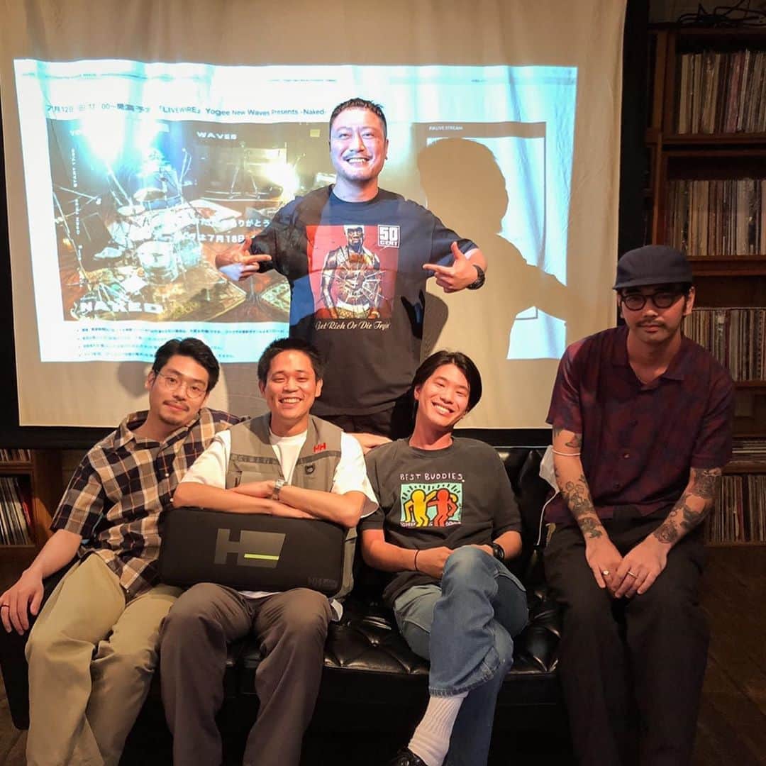 松井泉のインスタグラム：「【#yogeenewwaves 】 配信観ていただいた皆様、 ありがとうございました！ 本日、メンバー、スタッフ集まり、 上映会をしておりまして、 それだけでもめちゃくちゃ楽しかったのですが、 上映終わるや否や、 自粛期間中会えなかったメンバー、関係者に対して誕生日会が始まり、 自分も1ヶ月以上前の話しですが祝っていただきました！ プレゼントを準備してくれた 上野くんのチョイスは、まさかの50centのジャケTでしたw 最高なアイテムいただいてしまったので今後の衣装にしたいと思いますw ありがとうございました！！」