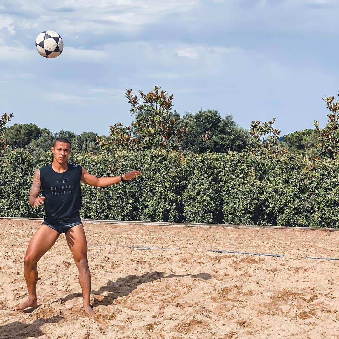 ティアゴ・アルカンタラのインスタグラム：「futevólei ☄️⚽️」