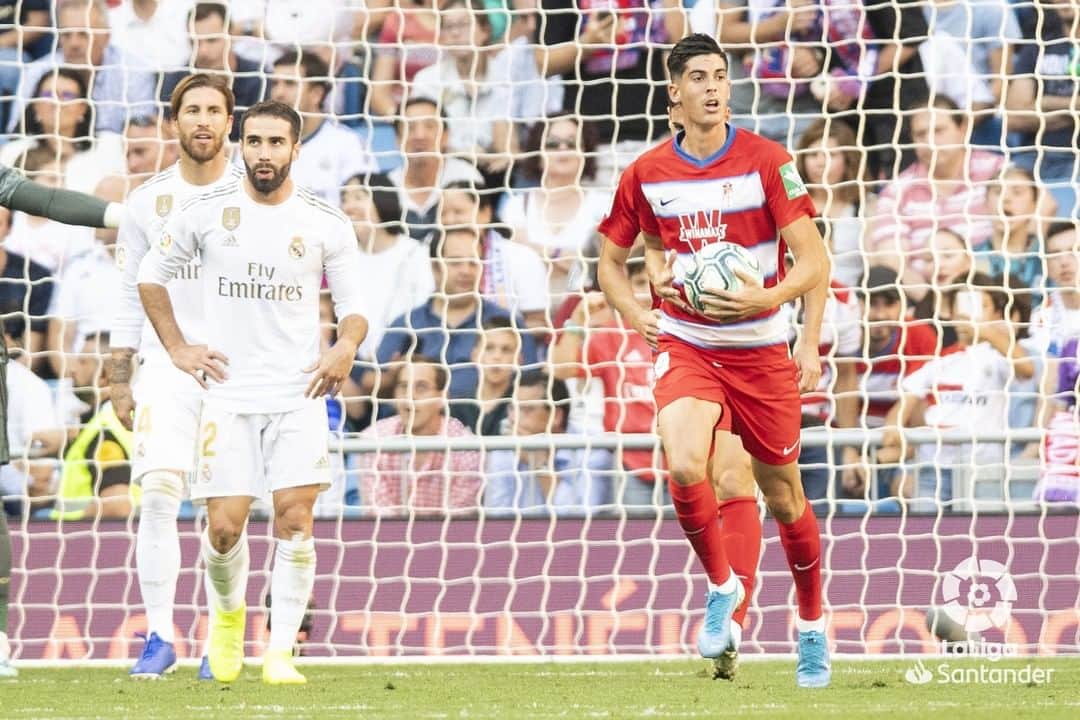 グラナダCFさんのインスタグラム写真 - (グラナダCFInstagram)「📷 Fototeca  #GranadaRealMadrid ⠀ ⠀ Jornada 8. Santiago Bernabéu. Nunca rendirse.」7月13日 1時25分 - granadacf