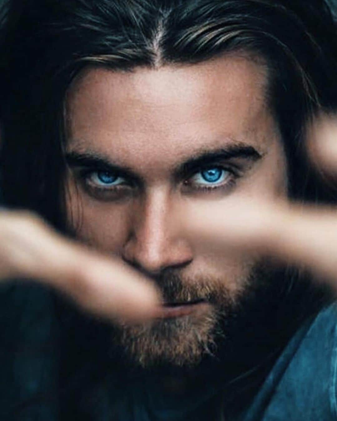 モデル、ブロック・オハーンのインスタグラム：「Good Morning. Oh, and in case I don’t see ya Good Afternoon, Good Evening and Goodnight. 🌀」