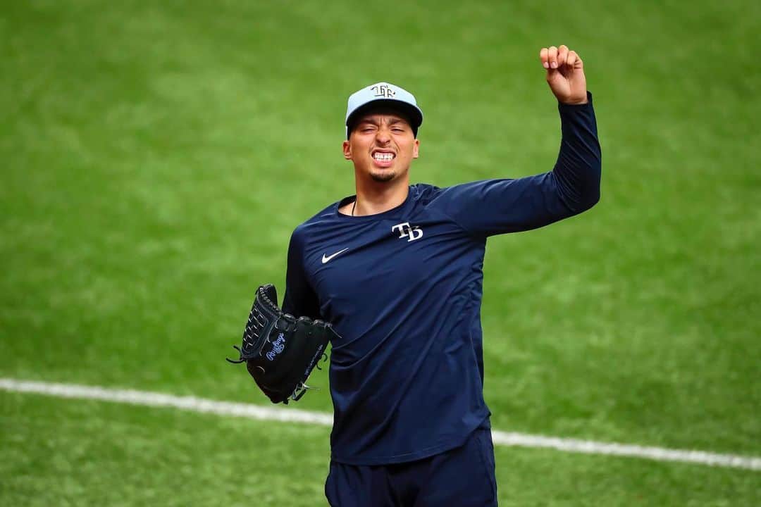 ブレイク・スネルのインスタグラム：「Rays your hand if you’re ready for baseball 🙃」