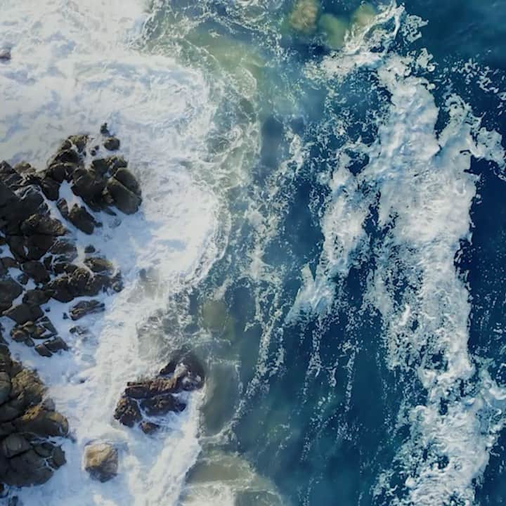 ドゥラメールのインスタグラム：「The ocean enchants us, inspires us and needs our protection. Our founder harnessed its legendary, transformative healing powers, which flow through every La Mer creation.」