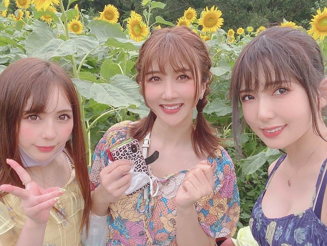 大槻ひびきさんのインスタグラム写真 - (大槻ひびきInstagram)「はたの⭐️ お誕生日おめでとう🥳 向日葵が最高に似合う🌻 #japan #Friends #gilrs #flower #flowers  #happybirthday  #happy #お誕生日おめでとう」7月13日 1時45分 - yanhibi0221