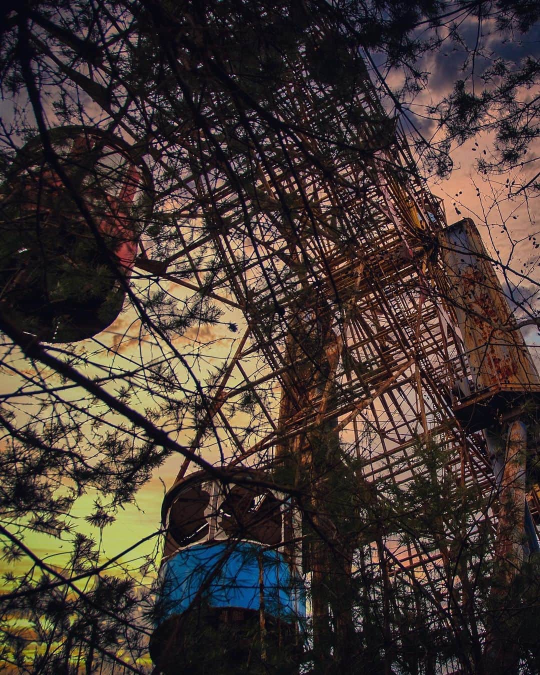 啝 （わ）のインスタグラム：「Farewell to Today 𓆲 𓆲 𓆲 #abandonedafterdark #urbex_supreme #desertedplaces #abandon_seekers_ #urbex_regards #welcometwoneverland #kings_abandoned #abandonedcentral #the_urbex_institute #renegade_abandoned #rsa_preciousjunk #glitz_n_grime #gotrespassing #savethedecay #bandorebelz #abandoned_addiction #abandoned #urbex #global_urbex #urbex_utopia #abandonig #allabandoned #urbex_kings #sombrexplore #grime_lords #urbxtreme #all_is_abandoned #discarded_butnot_forgotten #廃墟 #made_in_decay」