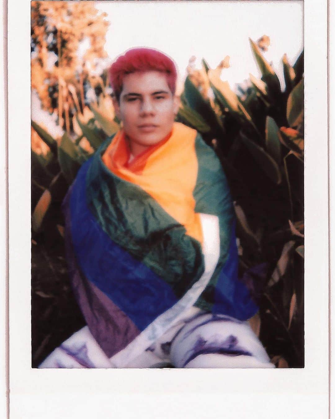 Fujifilm Instax North Americaさんのインスタグラム写真 - (Fujifilm Instax North AmericaInstagram)「We’re excited for you guys to meet @art_p3rry, a Queer Latinx artist based in Southern California, who's colorful work focuses on blurring the lines between the real and surreal.  “One of the things that brings me the most joy is spending time with people I love. I went on a date with my boyfriend and took some candid photos. We had so much fun blowing bubbles and dancing in the park. These pictures remind me of how freeing it is to be yourself with the people you love most.”   #instaxjoy #dontjusttakegive #instax #instaxgiveprogram」7月13日 2時06分 - fujifilm_instax_northamerica