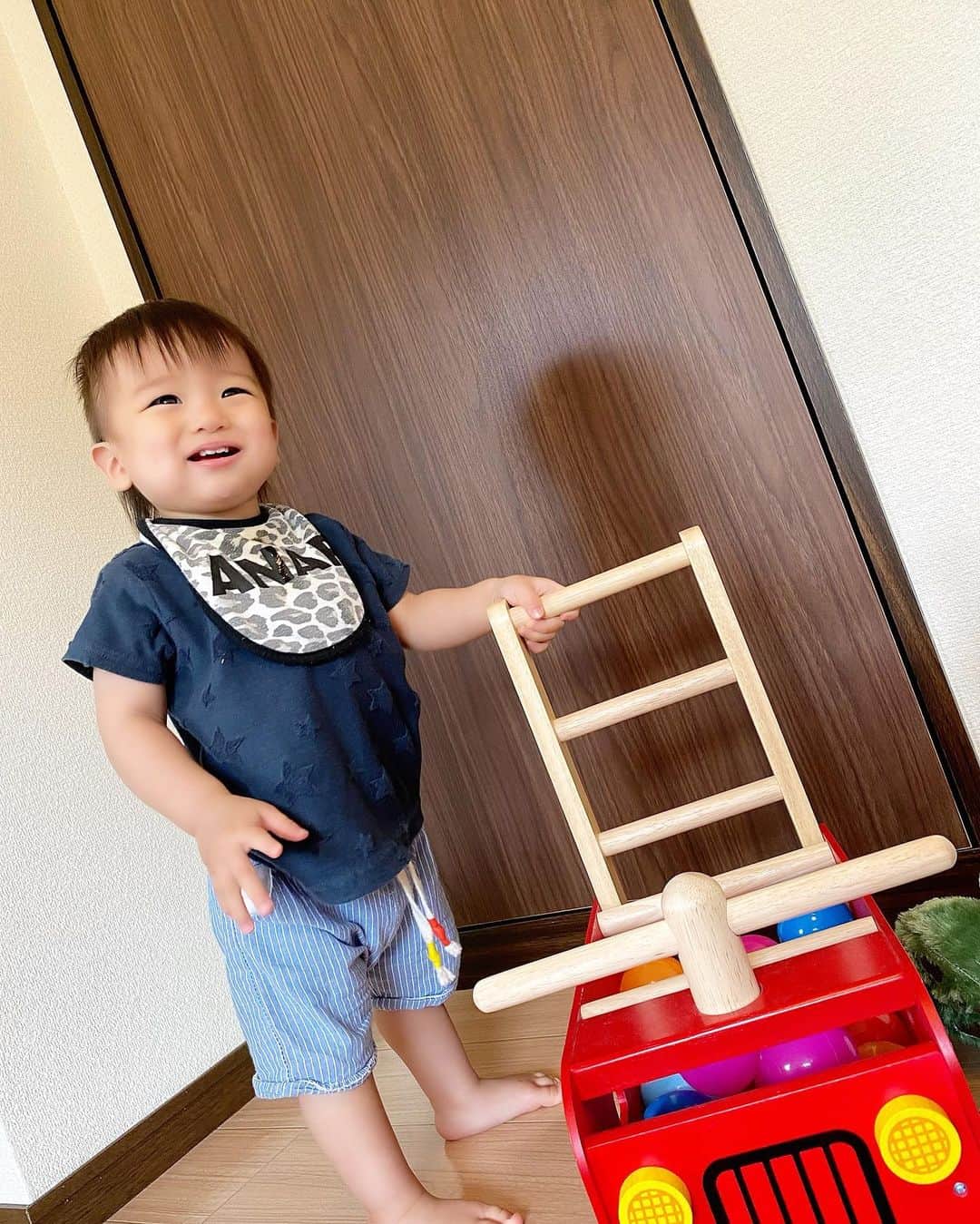 Momoeのインスタグラム：「. . #なんでそんなにシャクレた？ . .   #家事 #育児 #family #家族 #boy #smile #男の子 #息子 #code #love #lucky #kids #子供 #thankyou #宝物 #ベビー #fashion #follow #心 #縁 #パパ #ママ #家族写真 #男の子ママ #赤ちゃん写真 #photo #子育て #1歳 #flower」