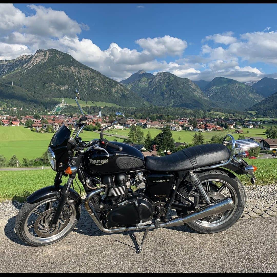 ルーベン・ブロマールトのインスタグラム：「For the ride 😎 #triumphmotorcycles #triumphbonneville #bonneville #caferacer #oberstdorf」