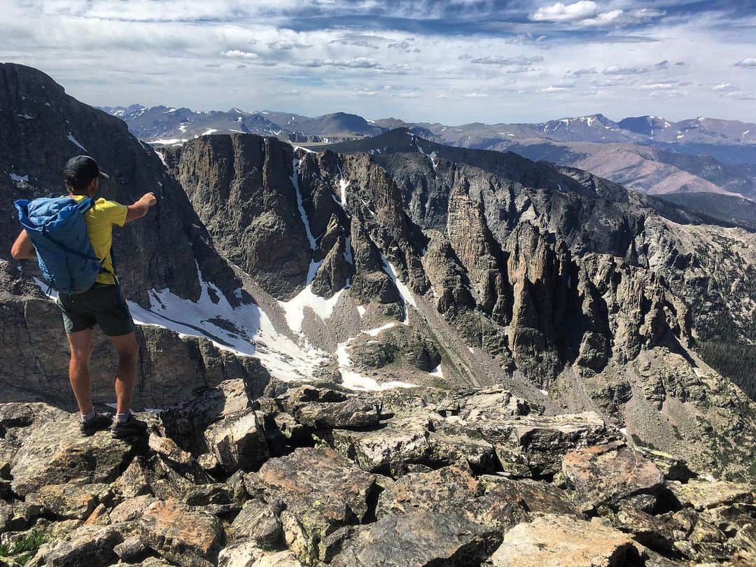 アレックス・オノルドのインスタグラム：「Another lovely day out in the Park with @tommycaldwell and @adam_stack - climbed several more routes and wandered across a few more peaks. I’ve really been enjoying chatting with folks as we simul through on the classic routes around the park. Really nice scene here in the Rockies.」