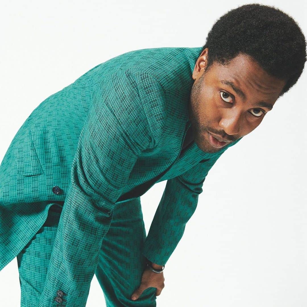 オズワルドボーテングのインスタグラム：「Actor @johndavidwashington wears teal #ozwaldboateng signature #kente #singlebuttonsuit. ................…….................…….................…….: Photography: @rosalineshahnavaz Styling: @cheryl_konteh Article: @telegraph ................…….................…….................……. #ozwaldboateng #ozwaldboatengsuit #ozwaldboatengfashion #meninsuits #davidwashington #bespokesuit #menswear」
