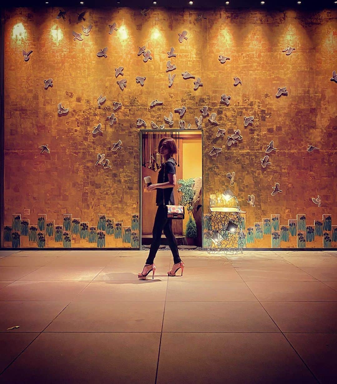 澤田友美さんのインスタグラム写真 - (澤田友美Instagram)「.  この壁、雀の絵型が全部焼き物で造られていて面白いの。きんきんでまぶしカッタヨーーーー🙈」7月13日 2時03分 - tomomi__sawada