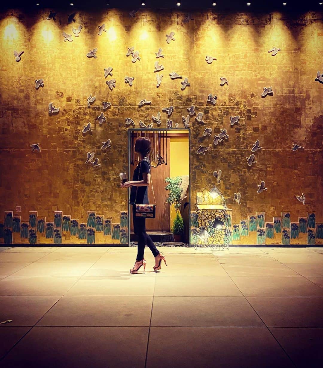 澤田友美さんのインスタグラム写真 - (澤田友美Instagram)「.  この壁、雀の絵型が全部焼き物で造られていて面白いの。きんきんでまぶしカッタヨーーーー🙈」7月13日 2時03分 - tomomi__sawada