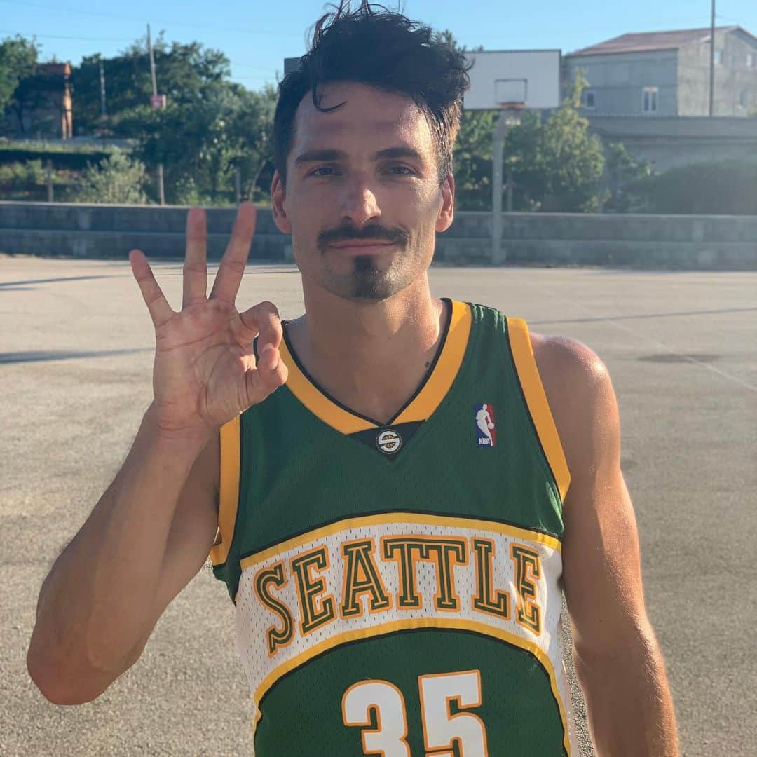 マッツ・フメルスのインスタグラム：「Kevin D’Urantagnon  (and this is the sign many basketball players make after hitting a three pointer. i think it’s obvious but just to make that clear)」