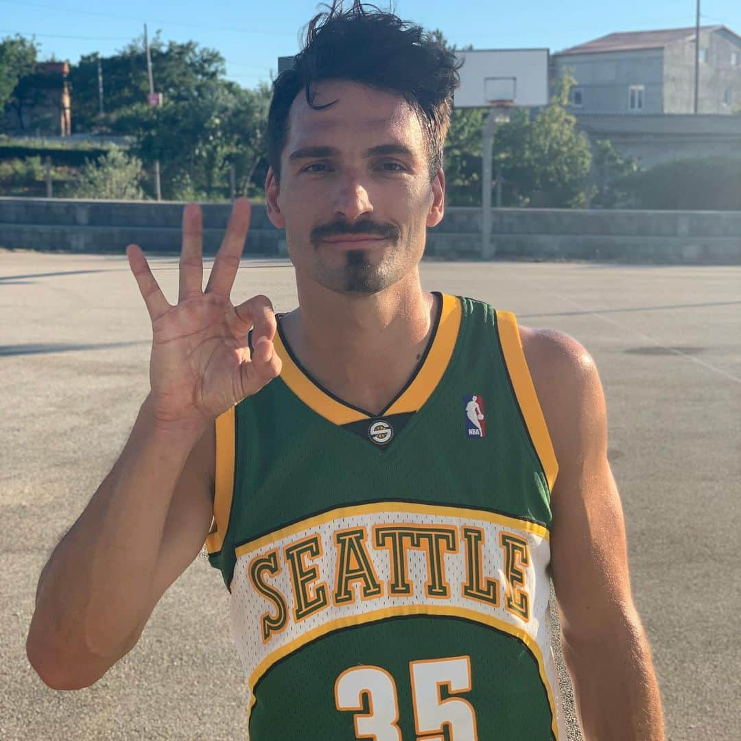 マッツ・フメルスさんのインスタグラム写真 - (マッツ・フメルスInstagram)「Kevin D’Urantagnon  (and this is the sign many basketball players make after hitting a three pointer. i think it’s obvious but just to make that clear)」7月13日 2時06分 - aussenrist15