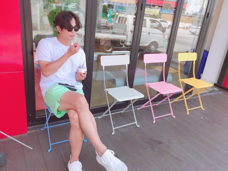 オン・ジュワンのインスタグラム：「아름다운 색만 보고 살고 싶은 요즘~ 내일도 비 소식이 있으니 다들 출근할땐 우산 챙겨나가시고~🌂 월요일 좋은 색만 보고싶은 색만 보고 시작하시오~~~~~👍」