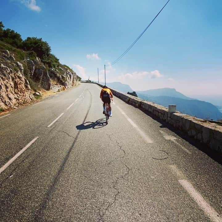 マーク・カヴェンディッシュのインスタグラム：「Racing is just around the corner............ 🙌🙌🙌😉  🎥 @calvinjwatson」