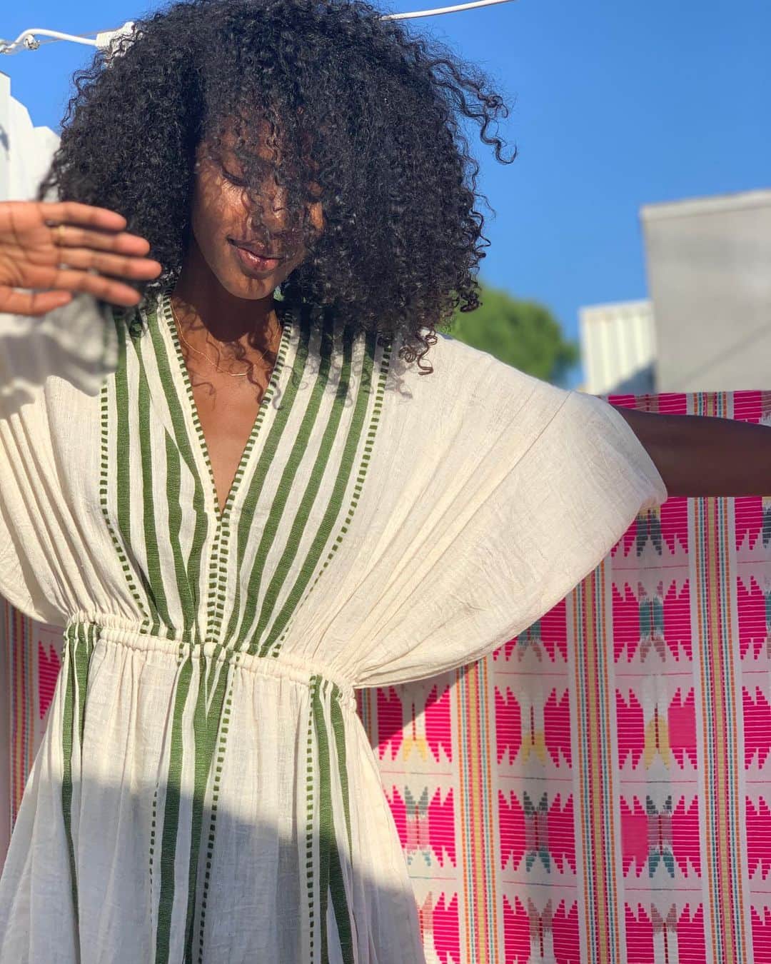グレースマハリーのインスタグラム：「Wearing a handwoven dress by the beautiful @lemlemofficial 💛 be sure to support this sustainable Ethiopian brand founded by supermodel, inspiration, and friend, @liyakebede ✨」