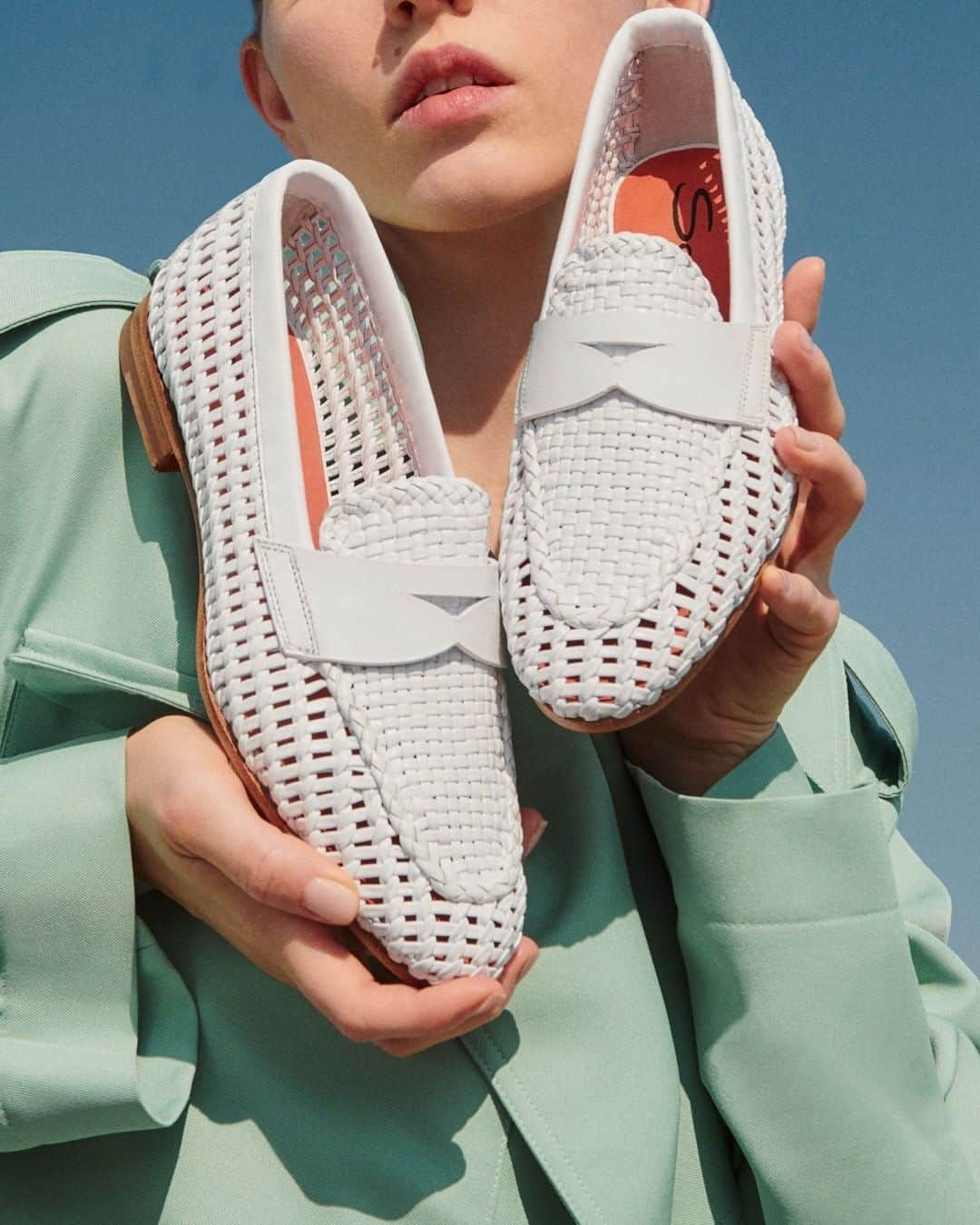 サントーニのインスタグラム：「The slim tapered silhouette of our woven leather loafer feels irresistibly elegant, perfect for summer in pure white.  #Santoni #madeinSantoni」