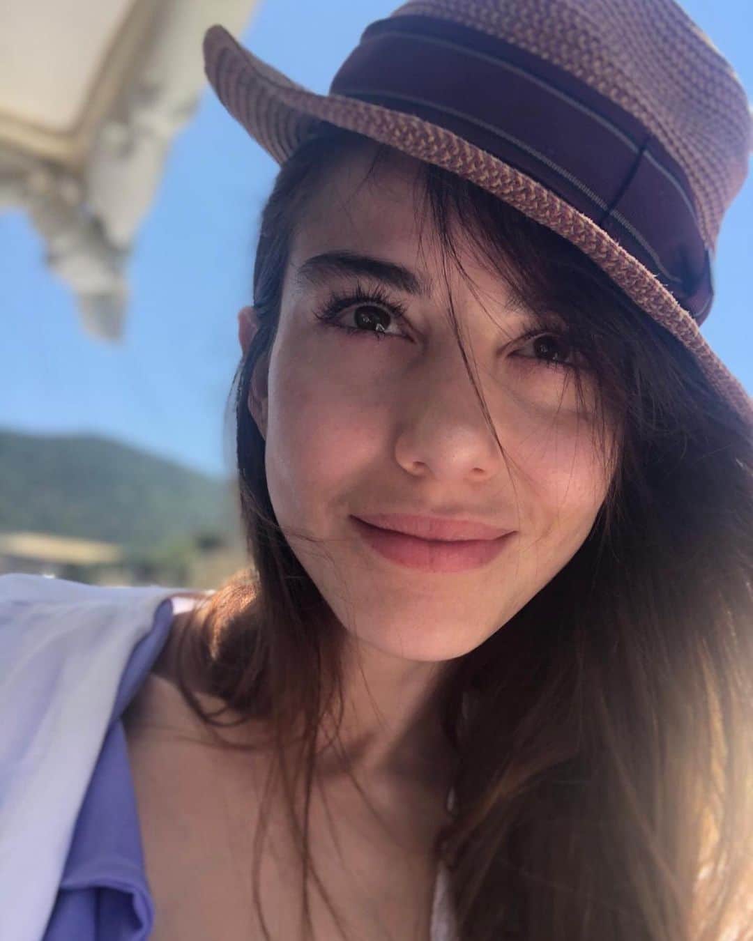 Ozge Gurelのインスタグラム：「#nofilteryesevgiliyebakıs 🙈 @serkancayoglu ❤️」