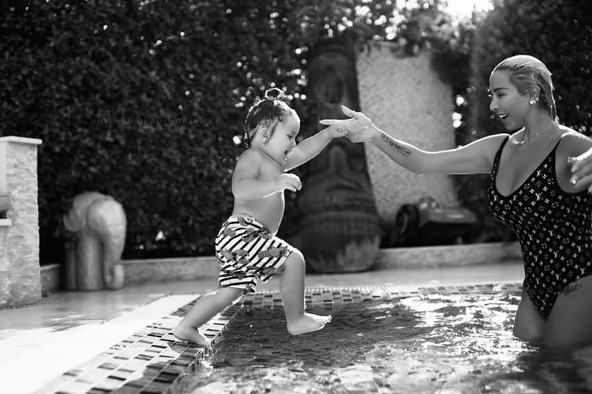 ジョエル・マーディニアンさんのインスタグラム写真 - (ジョエル・マーディニアンInstagram)「We are all Water Babies 💦💦💦💦💦❤️❤️❤️❤️❤️ our LOVE is captured by @rimawphotography #joellemardinian @bailey.creane @ellakaddoura #kk #dabdoob #water #pool #swimming #summer #mydubai」7月13日 2時35分 - joellemardinian