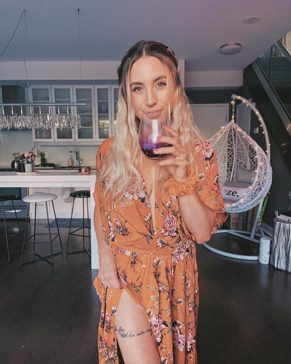Kalyn Nicholsonのインスタグラム：「well well, it seems as though we have another Sunday surprise upload on our hands 🌸 with everything going on this year, I figured it wouldn’t hurt to make a bit of extra, feel-good content that’s inspired by the concept of making it feel like we’re literally hanging out together in my living room so, if you want to come react to whats trending online avec moi you know where to go 〰️  (also note the subtle crisp, orange hues already starting to appear 😏)」