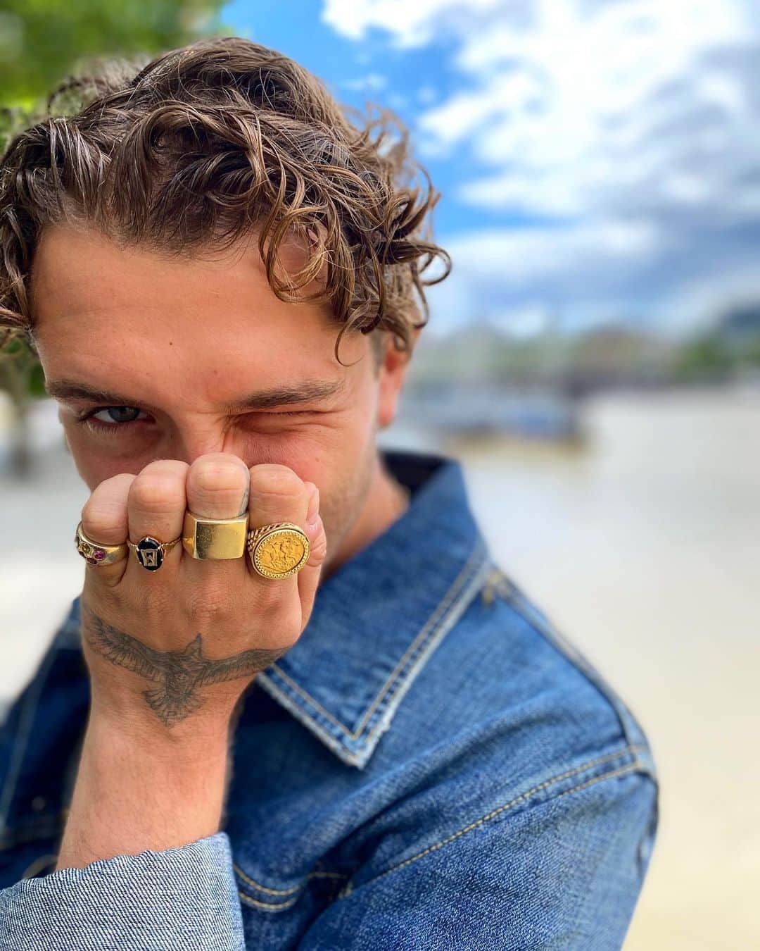 ラファティ・ロウのインスタグラム：「Gold finga🤞🏽」
