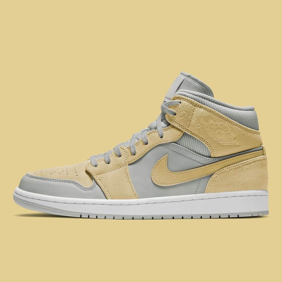 Sneaker Newsさんのインスタグラム写真 - (Sneaker NewsInstagram)「This two-toned colorway of grey and an oxford tan appear on this upgraded Air Jordan 1 Mid SE. Peep the link in our bio for a closer look.」7月13日 3時01分 - sneakernews