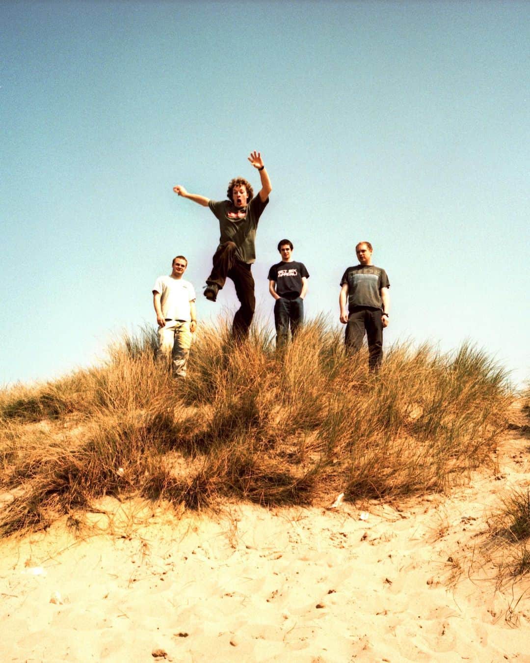Coldplayのインスタグラム：「#repost @guyberryman: Parachutes is 20. I contacted our dear friend and legendary photographer @tomsheehan to send me a few pictures from the shoot he did for that album campaign. Maybe these have been seen before, maybe not. Seems like a lifetime ago but also yesterday. As a band we tend not to look back very much. I feel as excited about life as I did back then and am always striving to learn and do more. We’re all like that to be honest. Happy memories. Onwards.」