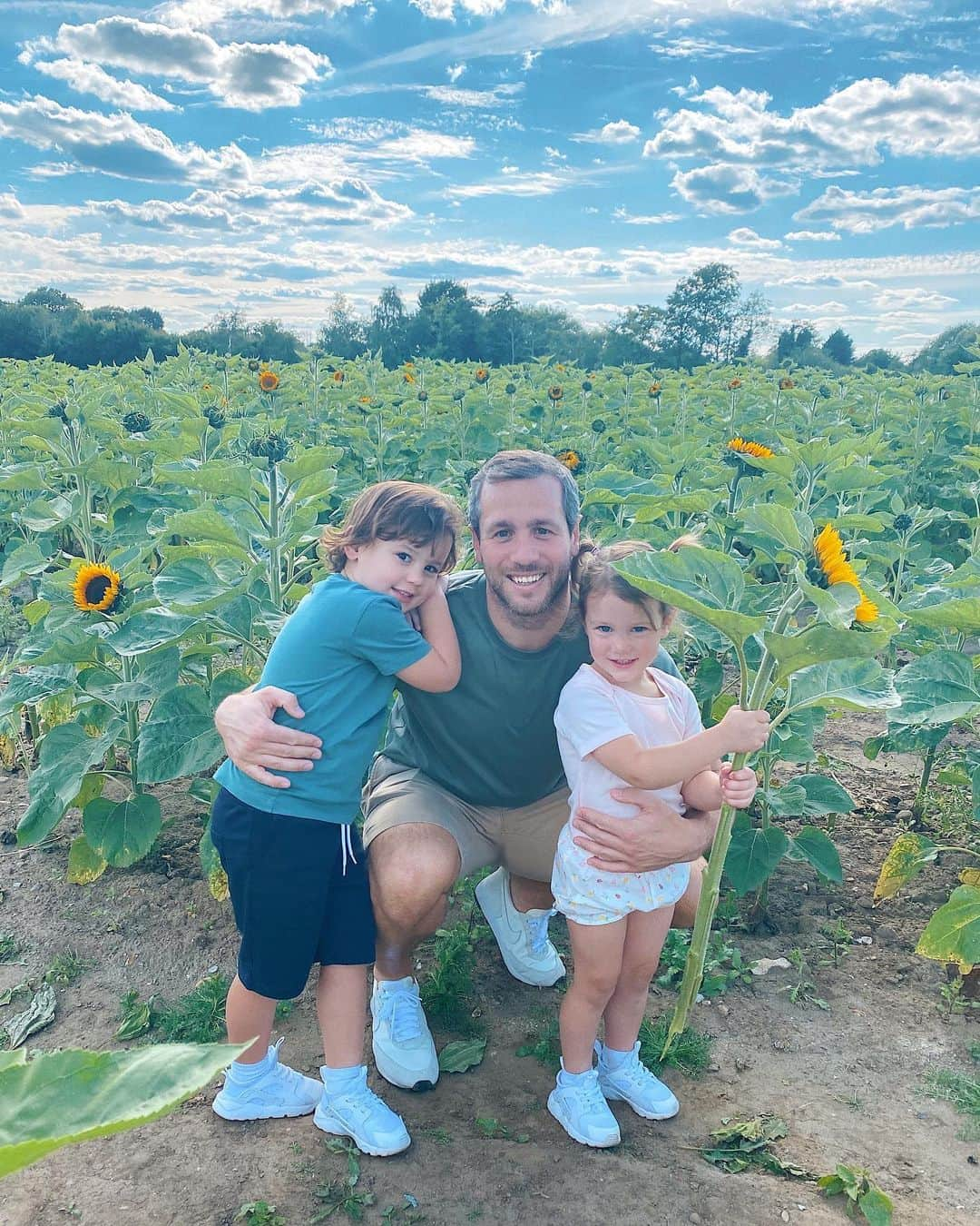 サム・フェアーズさんのインスタグラム写真 - (サム・フェアーズInstagram)「Sunday evening sunflower picking 🌻」7月13日 3時17分 - samanthafaiers