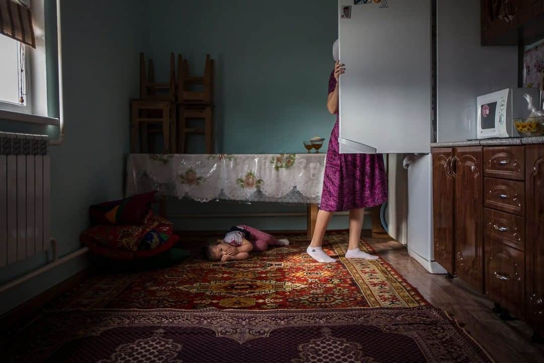 ナショナルジオグラフィックさんのインスタグラム写真 - (ナショナルジオグラフィックInstagram)「Photo by @johnstanmeyer  Gaziza Zhubanova prepares a meal at her home in Zhynghyldy, Kazakhstan, while her daughter, Laura Kybakaly, awakens from a nap under the table. Gaziza's  husband works in the oil-rich region of Mangystau. #kazakhstan #mangystau #zhynghyldy #mother #child」7月13日 3時36分 - natgeo