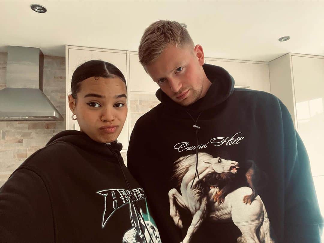 アダム・ピーティのインスタグラム：「When you finish your training week and she asks for a photo」