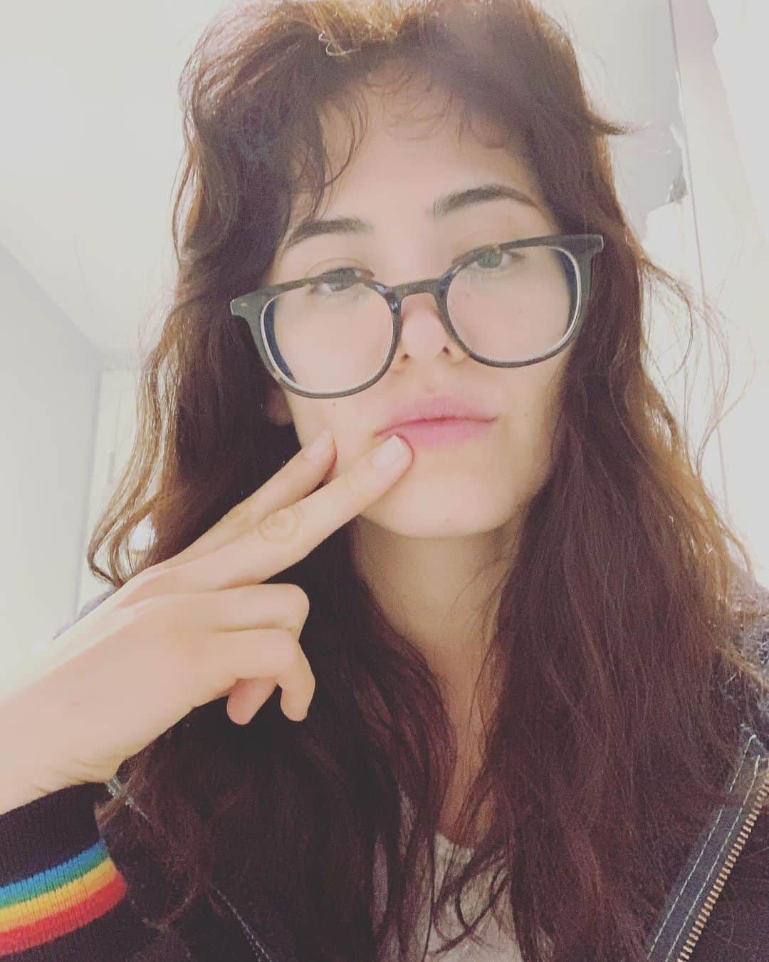 プリシラ・アーンのインスタグラム：「Sometimes I catch my reflection in the mirror and am shocked to see how hilarious I look. 😂  #momlife」