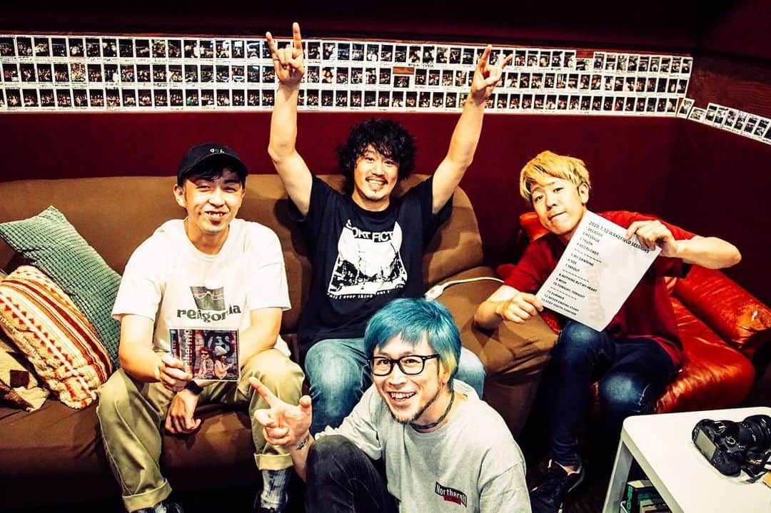 のインスタグラム：「生配信ライブ観てくれた皆さんありがとうございました！ いつものライブとは少し違う形でしたが楽しんでいただけたでしょうか？ 自分は始まるまでは、どうなるんだろう？っていう未知な感じでしたが、いざ始まったらもう普通にライブでした。 全然うまく言えてないんだけど。 その形ならではの楽しみ方ってあると思うし、それに気付けたらなんかまた一個面白いの見つけた〜って感じで得した気分になるんじゃないかな〜っておれは思います。 新しくかっこいいバンドとか見つけたらテンション上がるのと同系統な感じというか。 わかりづらいか。笑  なるべく前向きに。 そして思いやりを忘れずに。 Northern19は元気にやっています。 今日やった新曲のMVも沢山の反響をいただき嬉しい限りです。 他の3曲も本当に良いからね〜楽しみにしていて〜！」