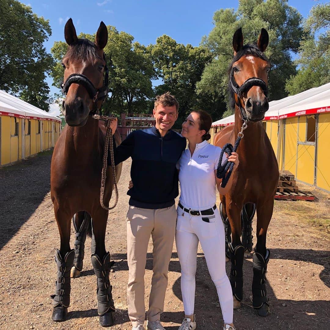トーマス・ミュラーのインスタグラム：「@lisa.mueller.official and I had a great week with our very talented little girls 🐴🥰👏🏻👏🏻  #happyhusband #happybreeder #gutwettlkamisroling #guadisganga #weiterimmerweiter #habtnegutezeit」