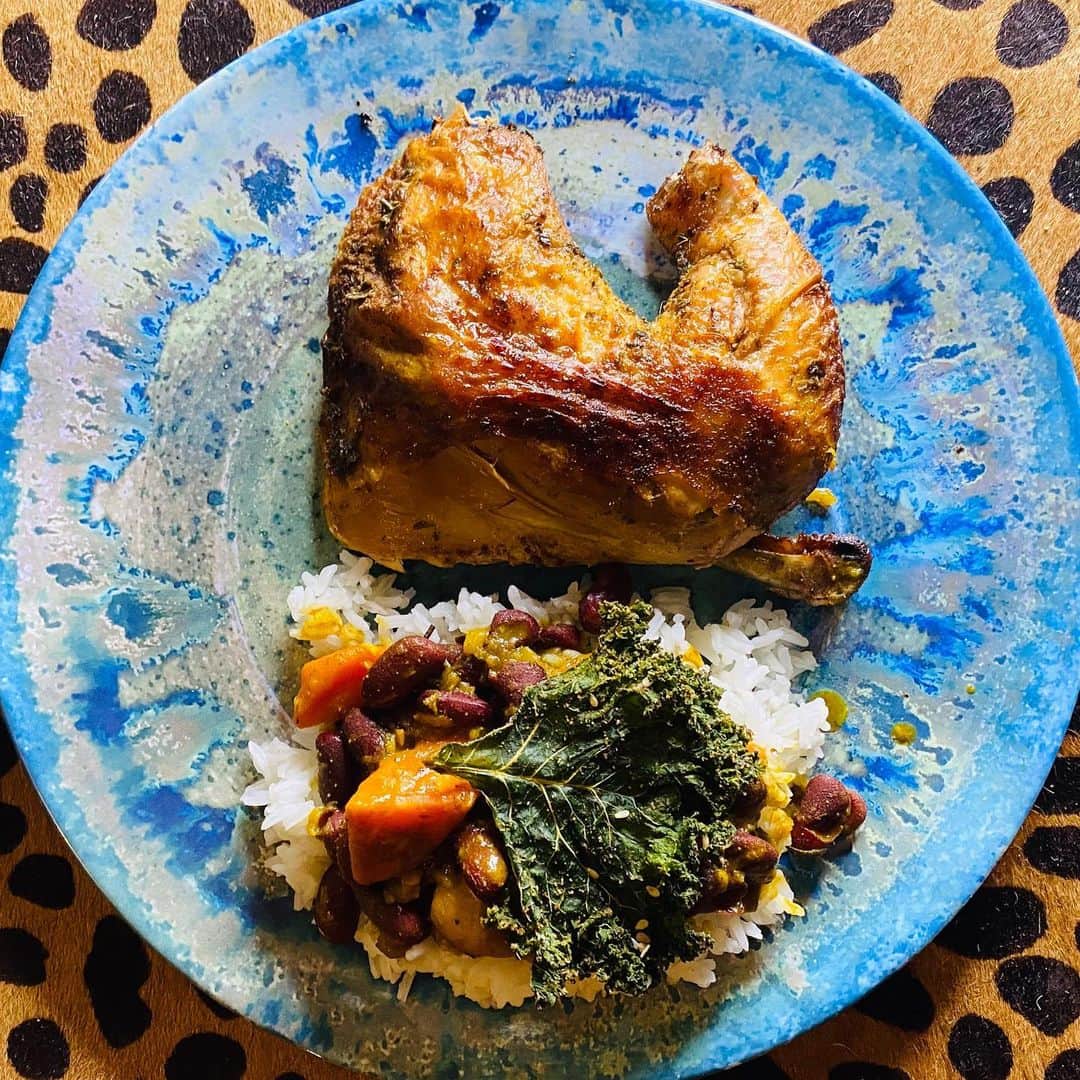 ケリスのインスタグラム：「Lime and herb Mediterranean rubbed chicken featured in our next GOLD MINE box . Braised curry kidney beans and pumpkin. @bountyandfull it’s a lifestyle」