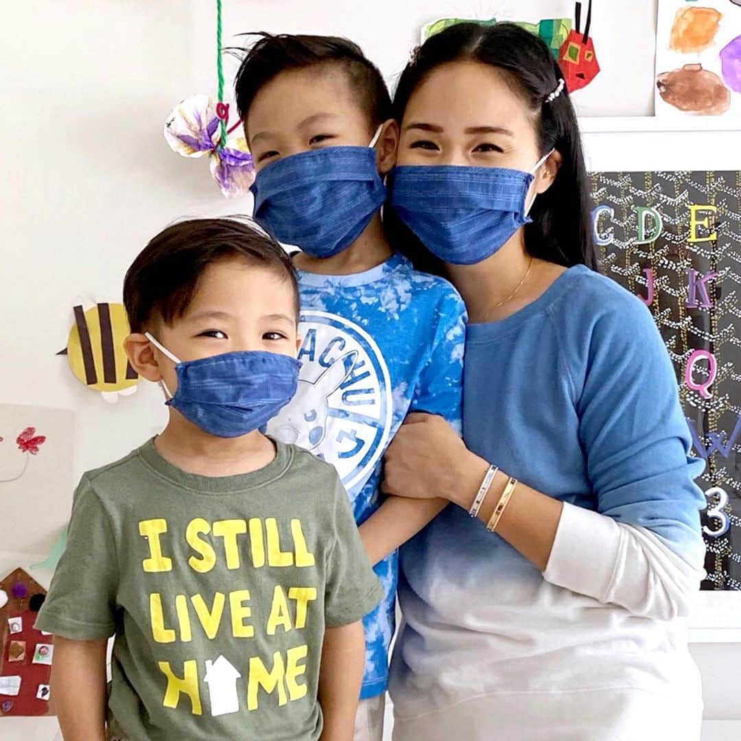 Old Navyさんのインスタグラム写真 - (Old NavyInstagram)「#spottedinoldnavy: @patriciachang & her kiddos making masks a family affair! . pro tip from patricia: "tell your kids it’s a superhero mask! if you can help stop the spread, you bet you’re a superhero!" 🦸‍♂️️ . #oldnavystyle #mixmatchmask . . . . *masks are not medical-grade & not for kids under 2. see product page for complete info & warnings.」7月13日 4時00分 - oldnavy